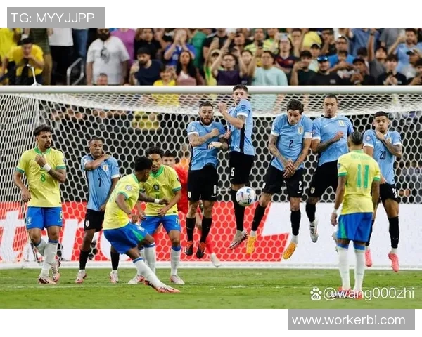 足球明星脚步印记展示:足迹背后的故事与荣耀瞬间 足球明星脚步印记展示:足迹背后的故事与荣耀瞬间